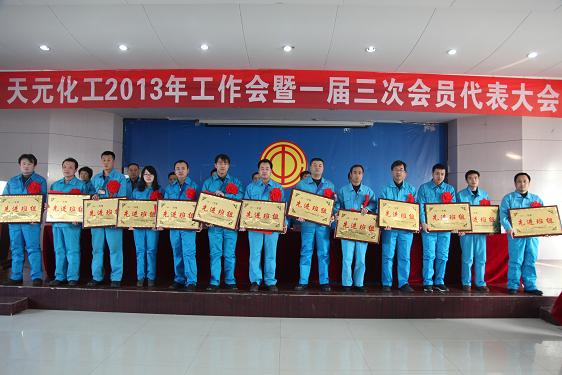 获奖的先进个人、先进集体代表录像上台领奖