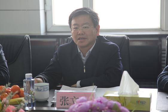 张文全书记在座谈会上与公司相关人员交流