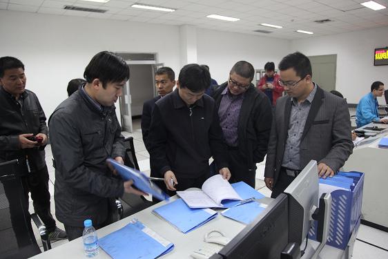 陕焦公司一行在车间学习交流班组建设工作