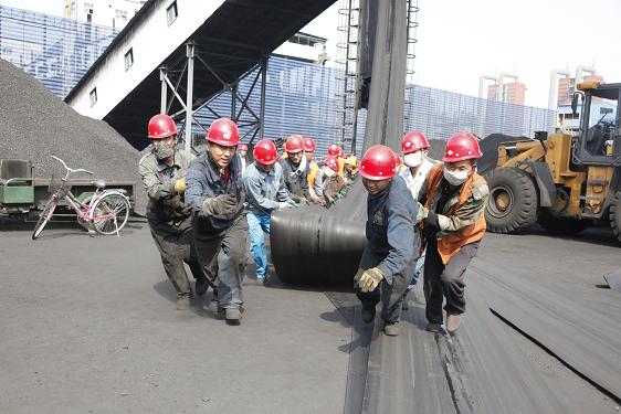 检修、原煤车间合力更换皮带