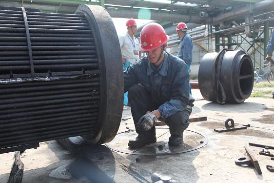 检修车间“老杜”正在专心清理加氢换热器