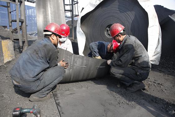 检修车间人员正在整理皮带