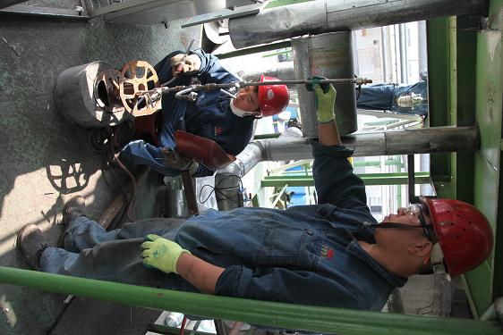 检修车间人员黄杰、赵思明在给仪表配引压管