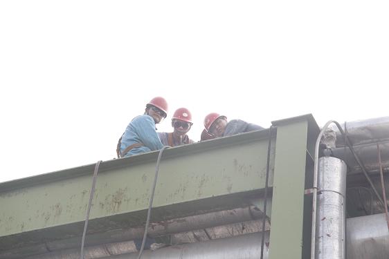 检修车间李世举、李静、郭一雄顶着烈日在加氢管架上拆流量计