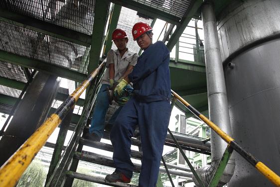 制氢车间乔松涛、高建华合力搬运检修设备