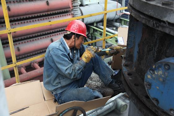 检修车间王维宝在焦化车间更换间冷塔入口阀门垫片