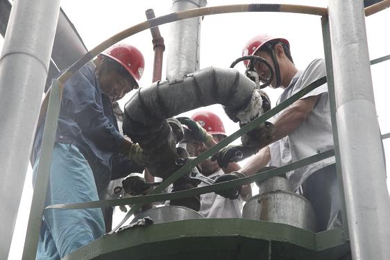 制氢车间徐志强、任宝利、樊福龙装安全阀