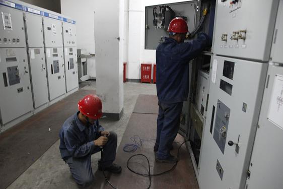 检修电气王西平、田创在给电路配线