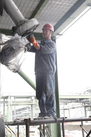 检修车间李冰在清理设备人孔