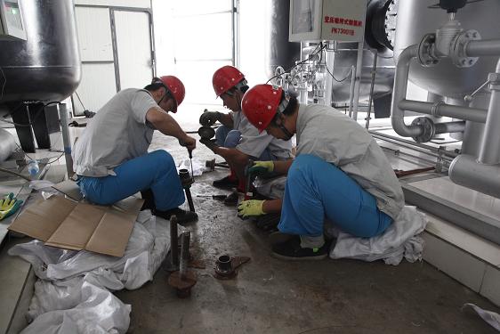 公用车间刘建刚、霍乐乐、张卫强检修制氮机丝杠压盖