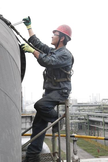 制氢车间朱恒正在塔上认真工作