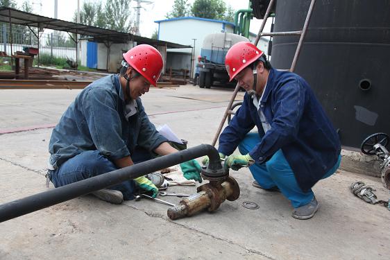 公用车间李泽、韩登国正在检修安全阀